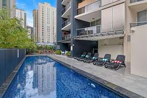 2BR Stunning Views CBD Pool Gym Netflix