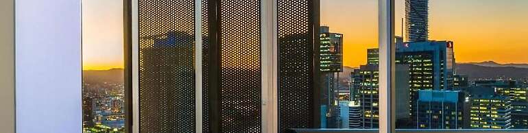 2BR Stunning Views CBD Pool Gym Netflix