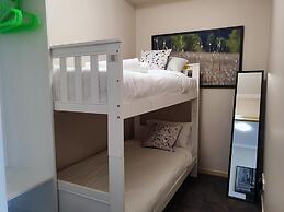 2BR Stunning Views CBD Pool Gym Netflix