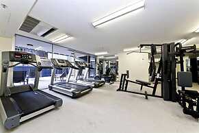 2BR Stunning Views CBD Pool Gym Netflix