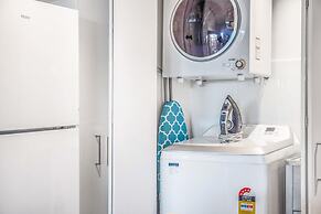 2BR Luxury Skytower CBD Pool Gym Netflix