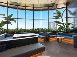 2BR Luxury Skytower CBD Pool Gym Netflix