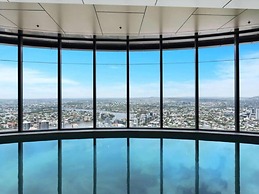2BR Luxury Skytower CBD Pool Gym Netflix