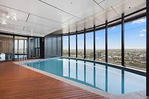 2BR Luxury Skytower CBD Pool Gym Netflix