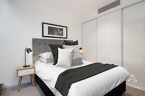 2BR Luxury Skytower CBD Pool Gym Netflix