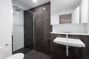2BR Luxury Skytower CBD Pool Gym Netflix