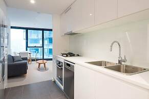 2BR Luxury Skytower CBD Pool Gym Netflix