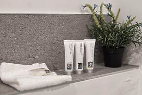 2BR Food Drink Hub Pool 2 Cars Gym Rooftop