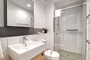 2BR Food Drink Hub Pool 2 Cars Gym Rooftop