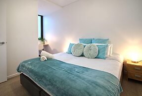 2BR Food Drink Hub Pool 2 Cars Gym Rooftop