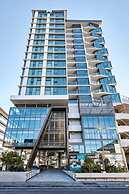 2BR Food Drink Hub Pool 2 Cars Gym Rooftop