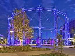 2BR Food Drink Hub Pool 2 Cars Gym Rooftop