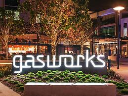 2BR Food Drink Hub Pool 2 Cars Gym Rooftop