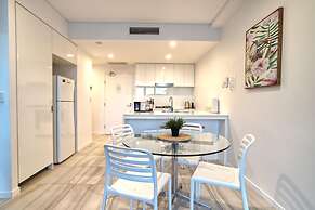 2BR Food Drink Hub Pool 2 Cars Gym Rooftop