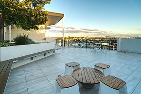 2BR Food Drink Hub Pool 2 Cars Gym Rooftop