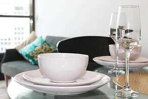 2BR Food Drink Hub Pool 2 Cars Gym Rooftop