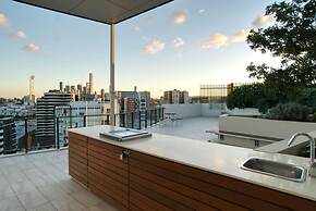 2BR Food Drink Hub Pool 2 Cars Gym Rooftop