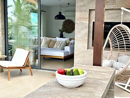 Lora Pearl Luxury Villa By Louis Hotels