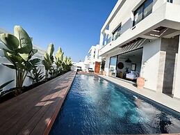 Lora Pearl Luxury Villa By Louis Hotels