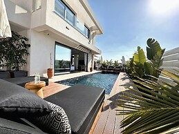 Lora Pearl Luxury Villa By Louis Hotels