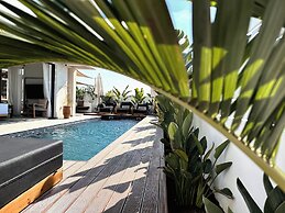 Lora Pearl Luxury Villa By Louis Hotels