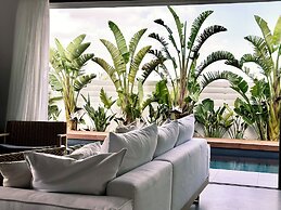 Lora Pearl Luxury Villa By Louis Hotels