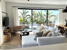 Lora Pearl Luxury Villa By Louis Hotels