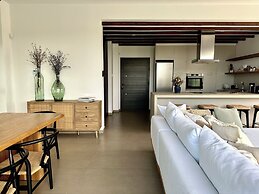 Lora Pearl Luxury Villa By Louis Hotels