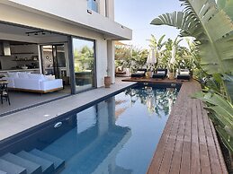Lora Pearl Luxury Villa By Louis Hotels
