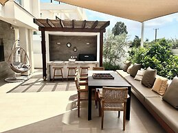 Lora Pearl Luxury Villa By Louis Hotels