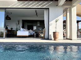 Lora Pearl Luxury Villa By Louis Hotels