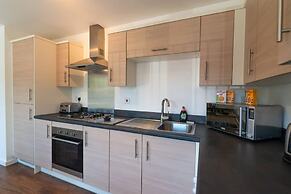 Executive City Apartment -Near Greengate