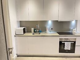 Stunning 1-bed Deluxe Apartment in Slough