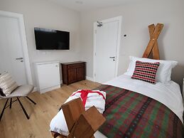 Luxury Villa Six Suites Private Path to Sea