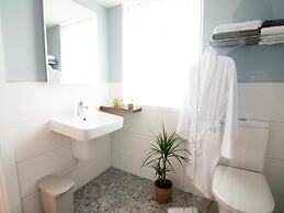 Luxury Villa Six Suites Private Path to Sea