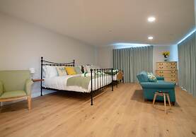 Luxury Villa Six Suites Private Path to Sea