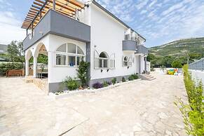 Remarkable 4-bed House in Kaštel Novi