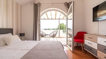 Remarkable 4-bed House in Kaštel Novi