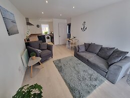 360 Serviced Accommodations - Waterfront Retreat - Modern Apartment