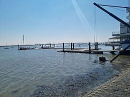 360 Serviced Accommodations - Waterfront Retreat - Modern Apartment