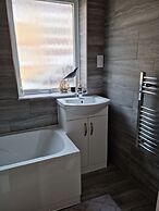 360 Serviced Accommodations - Waterfront Retreat - Modern Apartment