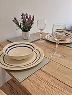 360 Serviced Accommodations - Waterfront Retreat - Modern Apartment