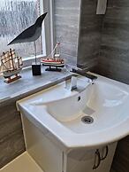 360 Serviced Accommodations - Waterfront Retreat - Modern Apartment