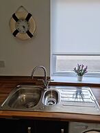 360 Serviced Accommodations - Waterfront Retreat - Modern Apartment