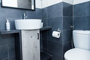 Modern-deluxe central apt in Athens