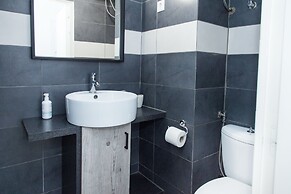 Modern-deluxe central apt in Athens