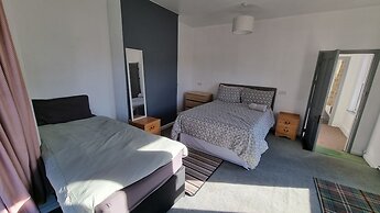 Stunning 5-bedroom House for Unforgettable Getaway