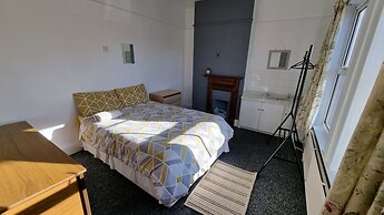 Stunning 5-bedroom House for Unforgettable Getaway