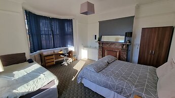 Stunning 5-bedroom House for Unforgettable Getaway