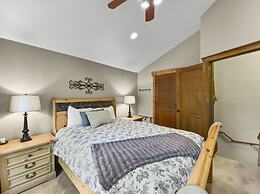 Ridge Street Chalet B 2 Bedroom Townhouse by RedAwning